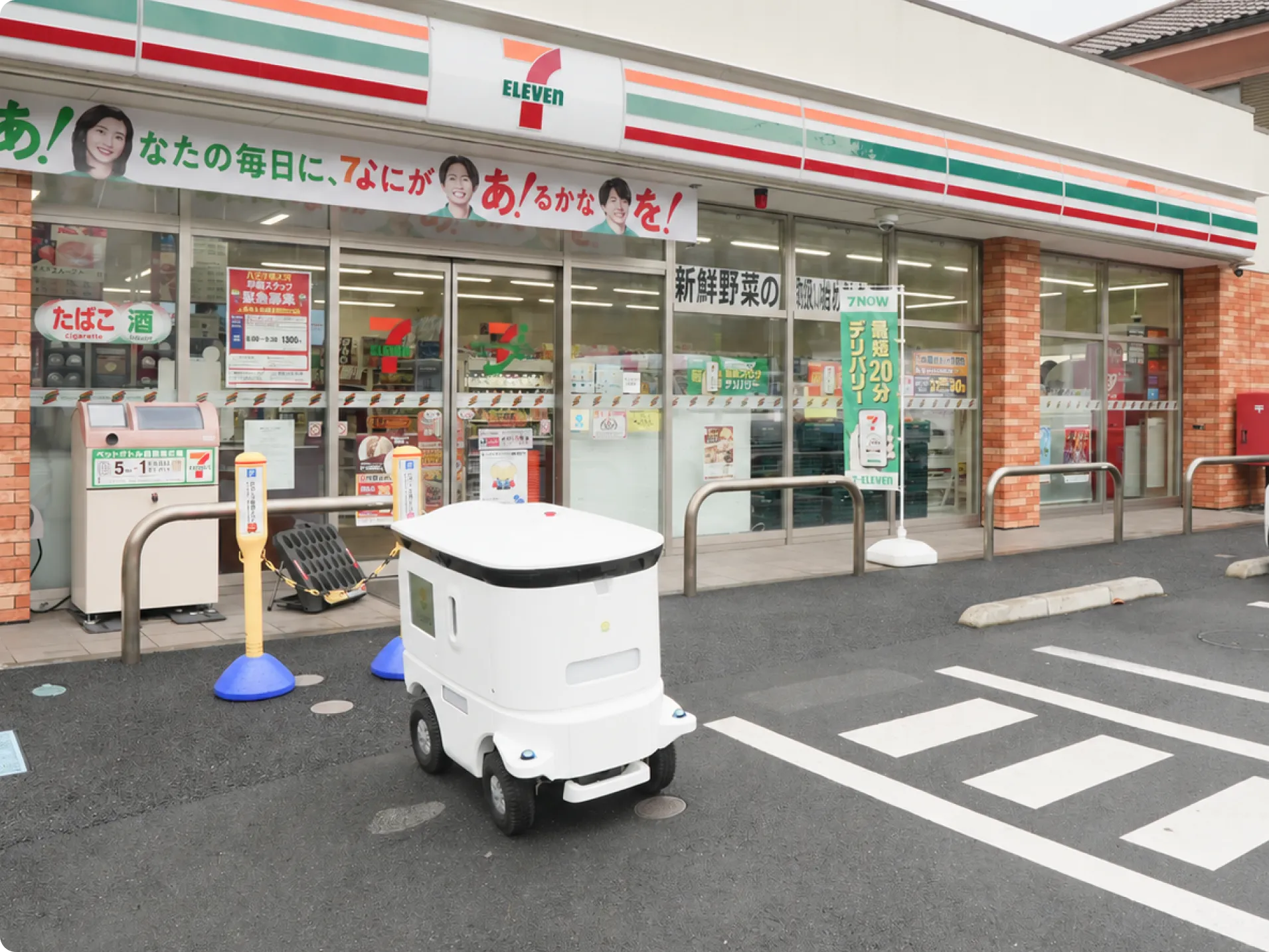 セブン-イレブン前で待機するLM-A